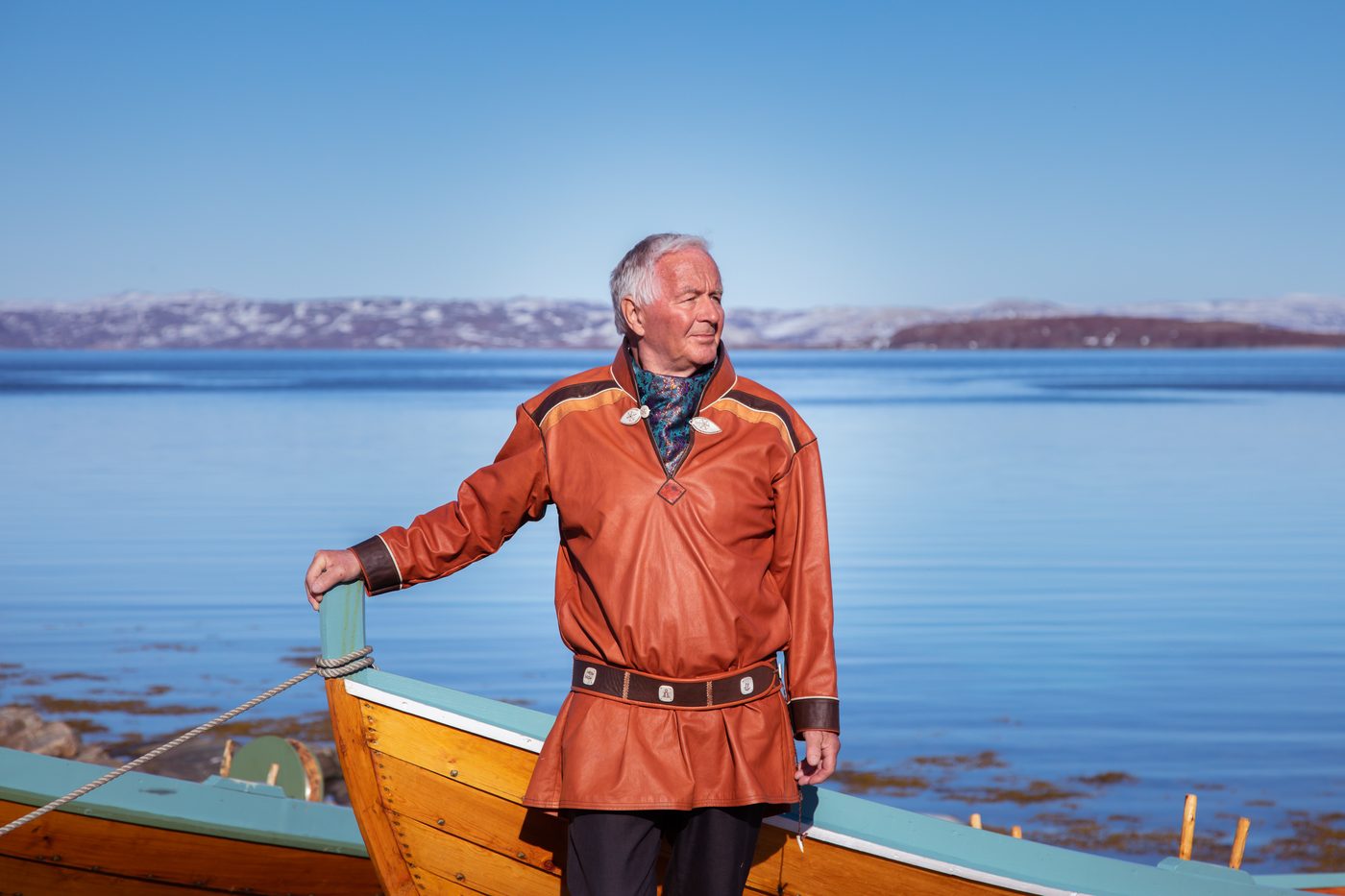 Mann i gákti ved fjorden – Prosjekt Gákti 2025